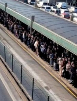 Metrob&uuml;s duraklarında yaşanan yoğunluk vatandaşı isyan ettirdi