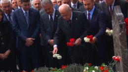 MHP lideri Bah&ccedil;eli, Alparslan T&uuml;rkeş'in kabrini ziyaret etti
