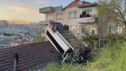Minib&uuml;s evin &ccedil;atısına u&ccedil;tu
