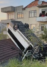 Minib&uuml;s evin &ccedil;atısına u&ccedil;tu