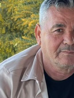 Motosiklet ile elektrik direğine &ccedil;arpan s&uuml;r&uuml;c&uuml; hayatını kaybetti