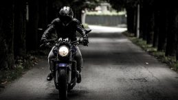 Motosikletin devrildiği kazada 1 kişi &ouml;ld&uuml;, 1 kişi yaralandı