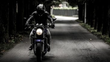 Motosikletin devrildiği kazada 1 kişi &ouml;ld&uuml;, 1 kişi yaralandı