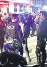 Motosikletten d&uuml;şt&uuml; bariyerlere &ccedil;arptı