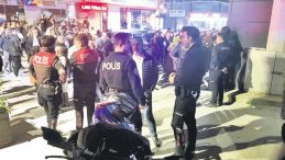 Motosikletten d&uuml;şt&uuml; bariyerlere &ccedil;arptı
