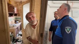 M&uuml;zisyenin kazayla başlayan dramı: Komşuların yardımı fayda vermedi, 2 g&uuml;nde evini &ccedil;&ouml;p eve &ccedil;evirdi