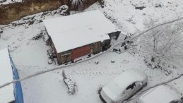 Nisan'da kar s&uuml;rprizi: İl&ccedil;e beyaza b&uuml;r&uuml;nd&uuml;