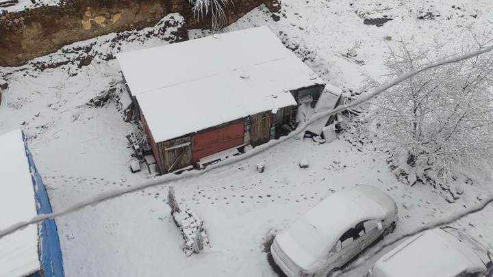 Nisan'da kar s&uuml;rprizi: İl&ccedil;e beyaza b&uuml;r&uuml;nd&uuml;