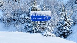 Nisan&rsquo;da kar esareti: K&ouml;se Dağı ge&ccedil;idi karla kaplandı