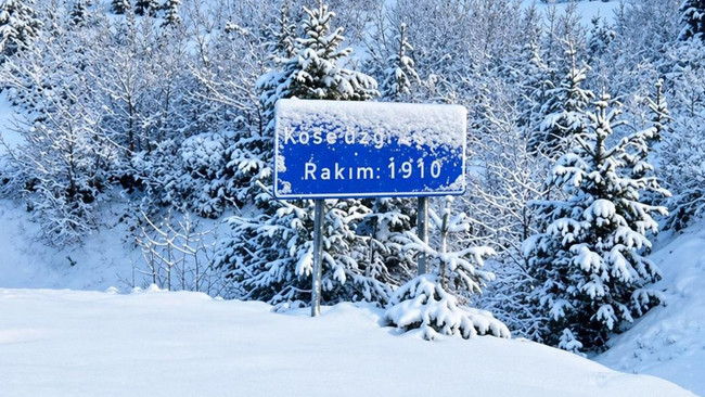 Nisan&rsquo;da kar esareti: K&ouml;se Dağı ge&ccedil;idi karla kaplandı