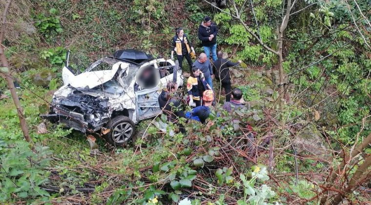 Ordu'da kahreden kaza! Otomobil u&ccedil;uruma yuvarlandı; baba ve kızı hayatını kaybetti