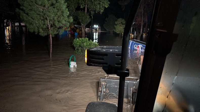 Osmaniye'de sağanak nedeniyle Savrun &Ccedil;ayı ve B&uuml;lb&uuml;l Deresi taştı: Ara&ccedil;ta mahsur kalan 2 kişi hayatını kaybetti
