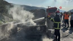 Osmaniye&rsquo;de Pikap Alevlere Teslim Oldu, S&uuml;r&uuml;c&uuml; Son Anda Kurtuldu