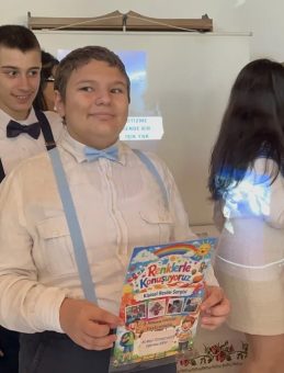 Otizmli İki Gencin İlk Kişisel Resim Sergisi: "Renklerle Konuşuyoruz"