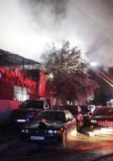 Oto Tamir At&ouml;lyesinde &Ccedil;ıkan Yangında 5 Ara&ccedil; Kullanılamaz Hale Geldi