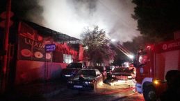 Oto Tamir At&ouml;lyesinde &Ccedil;ıkan Yangında 5 Ara&ccedil; Kullanılamaz Hale Geldi
