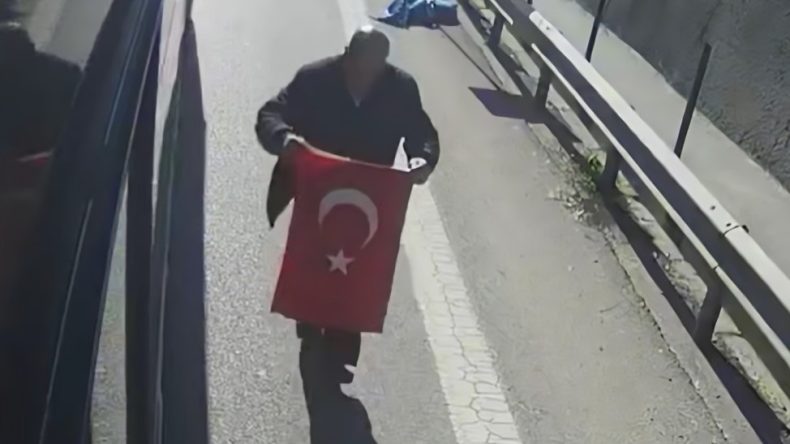 Otob&uuml;s Şof&ouml;r&uuml;nden Alkışlanacak Bayrak Hassasiyeti