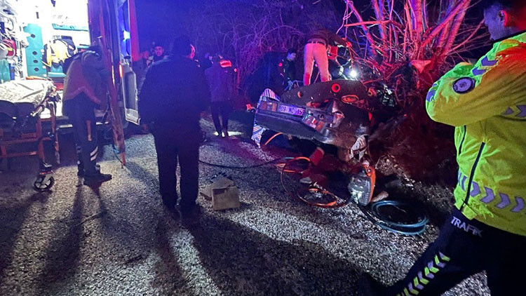 Otomobil kontrolden &ccedil;ıktı: 2 &ouml;l&uuml;, 2 yaralı