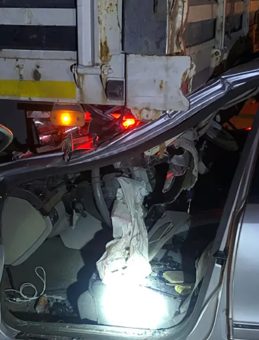 Otomobil park halindeki tıra &ccedil;arptı: S&uuml;r&uuml;c&uuml; ağır yaralandı!