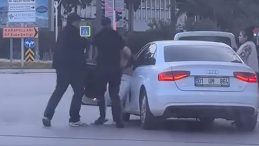 Otomobilden Indirdikleri Kadını Yere Attılar