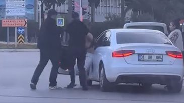 Otomobilden Indirdikleri Kadını Yere Attılar