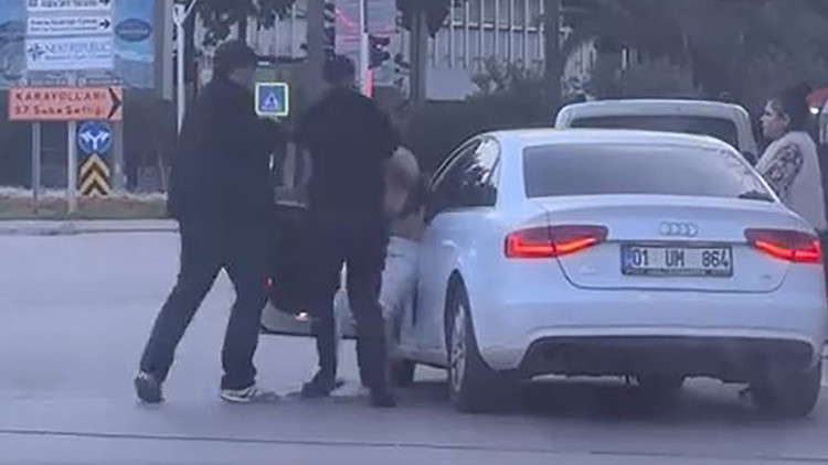 Otomobilden Indirdikleri Kadını Yere Attılar