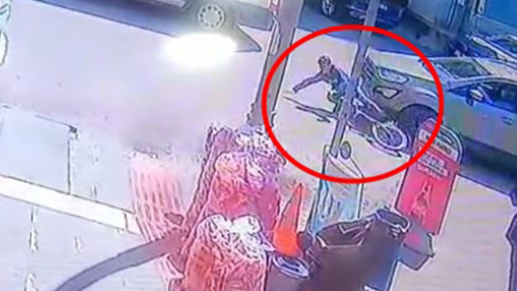 Otomobilin altında kalan &ccedil;ocuk metrelerce s&uuml;r&uuml;klendi