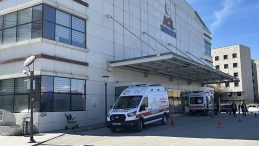 Otomobilin &ccedil;arptığı 2 lise &ouml;ğrencisi yaralandı