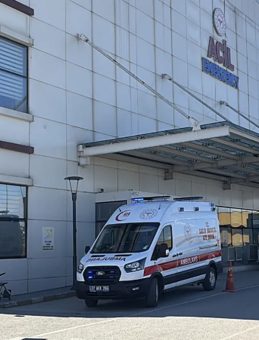 Otomobilin &ccedil;arptığı 2 lise &ouml;ğrencisi yaralandı