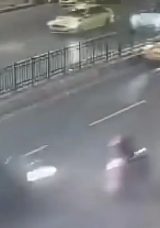Otomobilin &Ccedil;arptığı Motosiklet Durağa Daldı