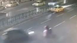 Otomobilin &Ccedil;arptığı Motosiklet Durağa Daldı