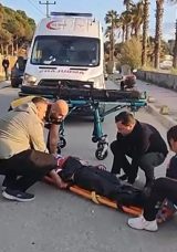 Otomobille &ccedil;arpışan motosiklet durağa daldı: 2 yaralı