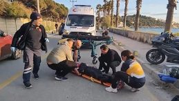 Otomobille &ccedil;arpışan motosiklet durağa daldı: 2 yaralı