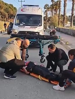 Otomobille &ccedil;arpışan motosiklet durağa daldı: 2 yaralı