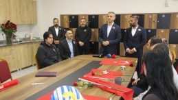 &Ouml;ğretmen ve &Ouml;ğrencilere G&uuml;l ve Bayrak Dağıtıldı