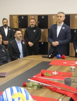 &Ouml;ğretmen ve &Ouml;ğrencilere G&uuml;l ve Bayrak Dağıtıldı