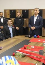 &Ouml;ğretmen ve &Ouml;ğrencilere G&uuml;l ve Bayrak Dağıtıldı