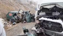 &Ouml;ğretmenleri taşıyan minib&uuml;s ile otomobil &ccedil;arpıştı: 1 &ouml;l&uuml;, 9 yaralı