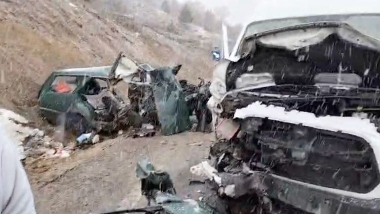 &Ouml;ğretmenleri taşıyan minib&uuml;s ile otomobil &ccedil;arpıştı: 1 &ouml;l&uuml;, 9 yaralı