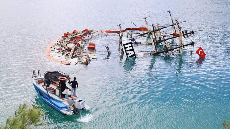 &Ouml;l&uuml;deniz&rsquo;de can pazarı&hellip; Tur teknesi battı: Bir kişi can verdi, 6 kişi kurtarıldı