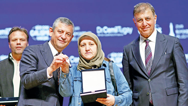 &Ouml;zel İzmir&rsquo;de konuştu: En k&ouml;t&uuml; se&ccedil;ilmiş atanmıştan iyidir