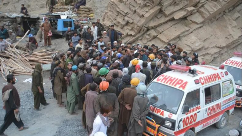 Pakistan&rsquo;da mermer madeni yerle bir oldu: 9 iş&ccedil;i can verdi