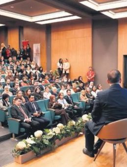 Pandemi D&ouml;neminde Ana Akt&ouml;r Sağlık &Ccedil;alışanlarıdır