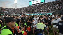 Paraguay&rsquo;da Olaylı Derbi Yarıda Kaldı! 100&rsquo;den Fazla G&ouml;zaltı