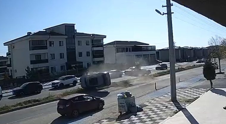 Park alanından &ccedil;ıkan otomobile &ccedil;arpıp takla attı: 2'si &ccedil;ocuk 5 yaralı