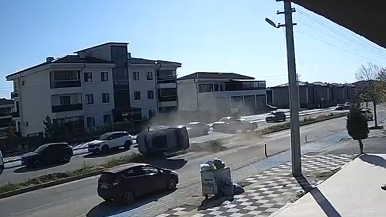 Park alanından &ccedil;ıkan otomobile &ccedil;arpıp takla attı: 2'si &ccedil;ocuk 5 yaralı