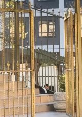 Parktaki gen&ccedil;leri uyaran polise saldırdılar; burnu kırılan polis uyarı ateşi a&ccedil;mak isterken kaldırımdaki berber vuruldu