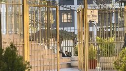 Parktaki gen&ccedil;leri uyaran polise saldırdılar; burnu kırılan polis uyarı ateşi a&ccedil;mak isterken kaldırımdaki berber vuruldu