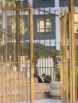 Parktaki gen&ccedil;leri uyaran polise saldırdılar; burnu kırılan polis uyarı ateşi a&ccedil;mak isterken kaldırımdaki berber vuruldu