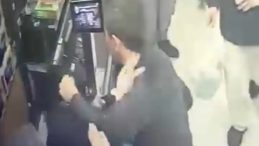 Pendik'te 'poşet' dehşeti: Kadın kasiyeri defalarca yumrukladı! O anlar kamerada&hellip;